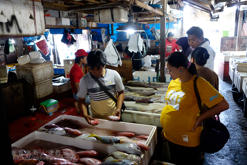  魚市場內的小販
