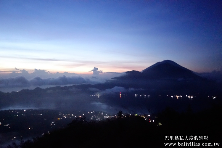 登到尾聲快到山頂才有天矇矇亮 巴度爾火山 