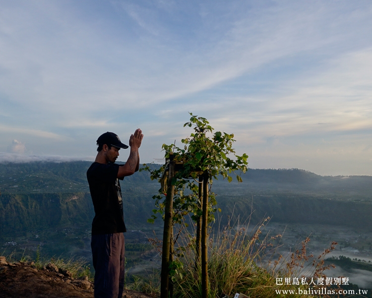 登山前告知神明 