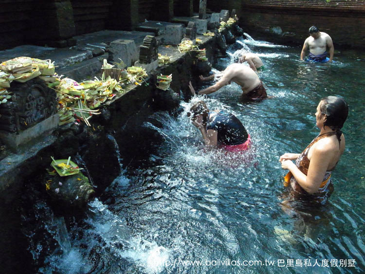 沐浴淨身 聖泉廟 坦帕西林 峇里島 烏布附近