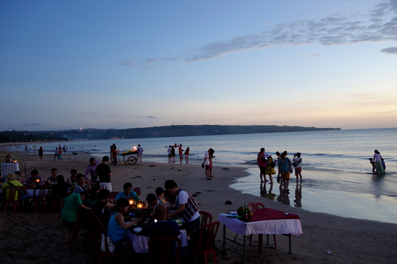 金巴蘭海灘上的海鮮餐廳 Jimbaran Beach